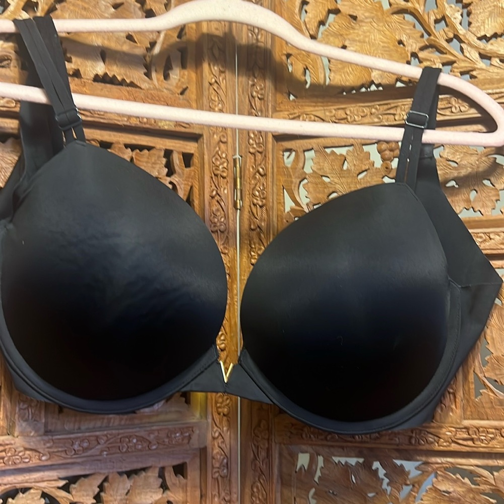 Victoria’s Secret 38D black bra push-up